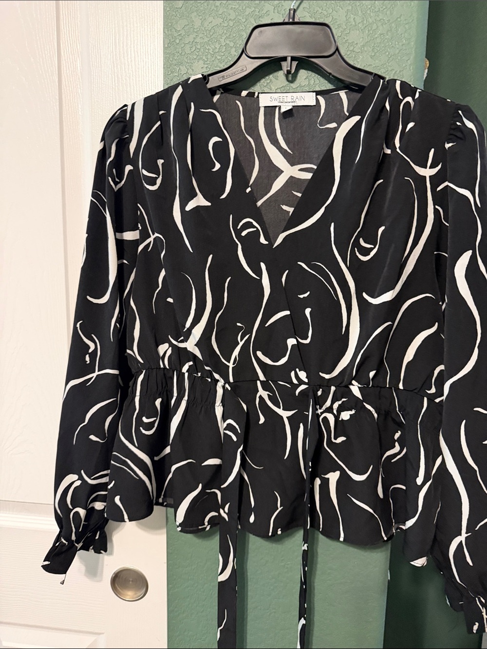 Sweet Rain Black & White Abstract V-Neck Peplum Top